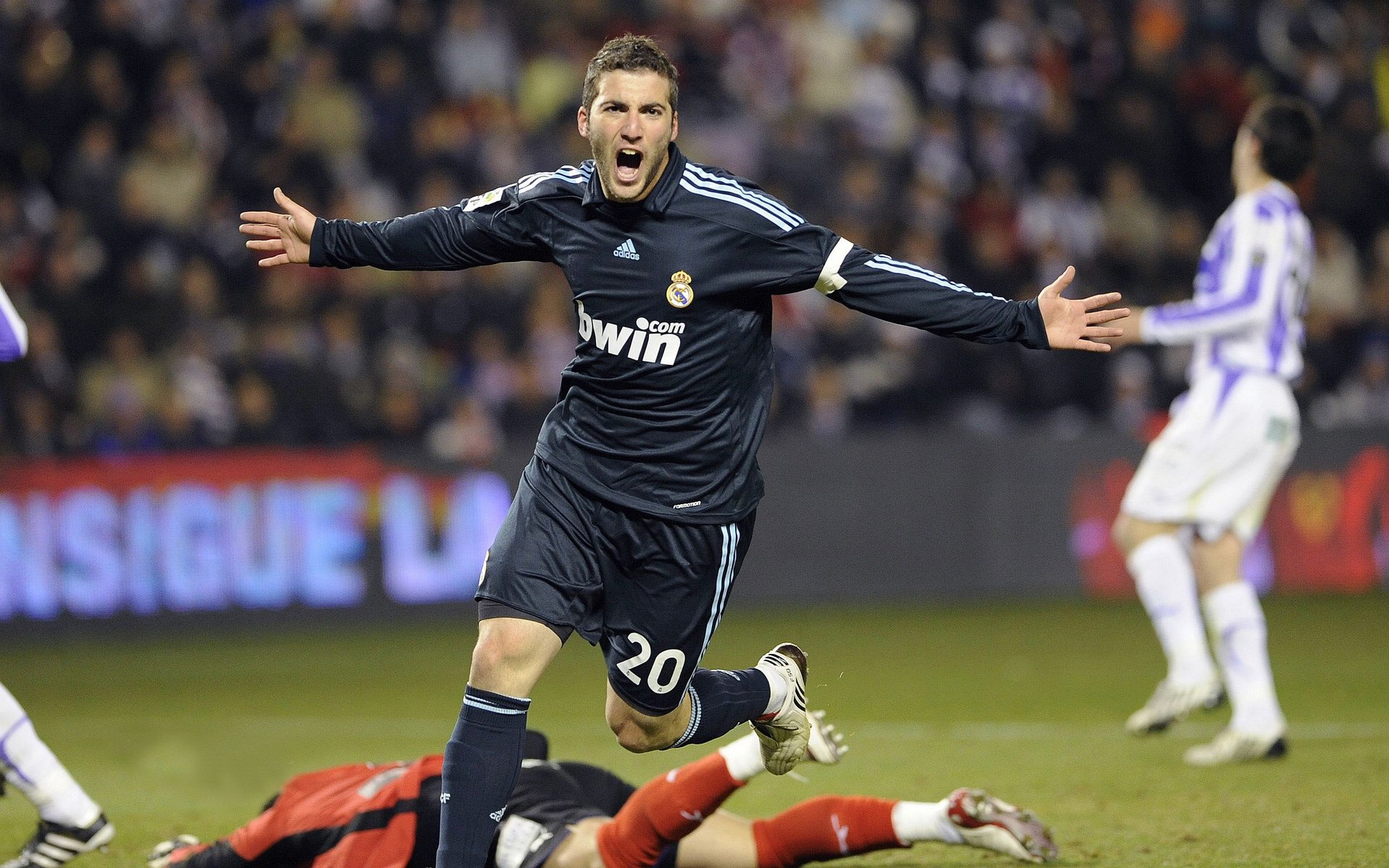 欧冠小组赛：利物浦4比2战胜马赛 主场球迷再度高唱“你永远不会独行”